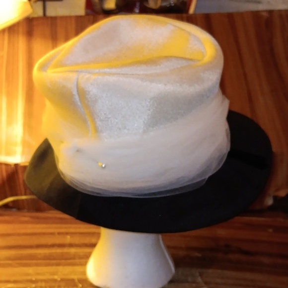 Ladies vintage hat white black main image 5